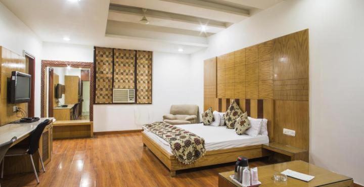 Hotel Mandakini Plaza Kanpur Exterior photo
